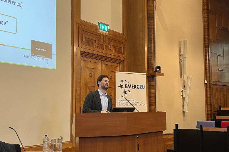 Prof. Dr. Kreuder-Sonnen presenting at the lecture